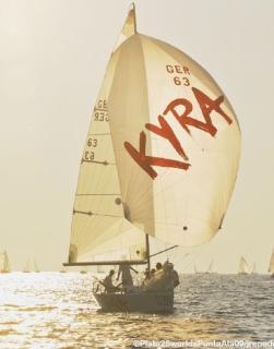 <strong>GIALLO</strong>. La barca tedesca Kira ha vinto la prima regata del Mondiale <strong>BLU</strong>. A destra l’armatore di Modus Vivendi Kostas Karageorgiou