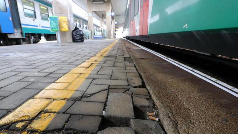 La stazione perde pezzi, degrado aspettando i treni