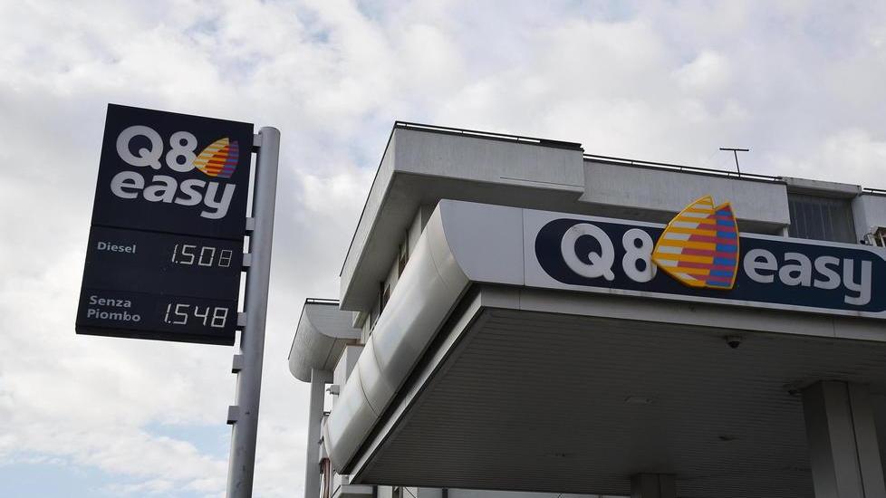 La benzina costa (quasi) quanto il gasolio: sorpresa al distributore