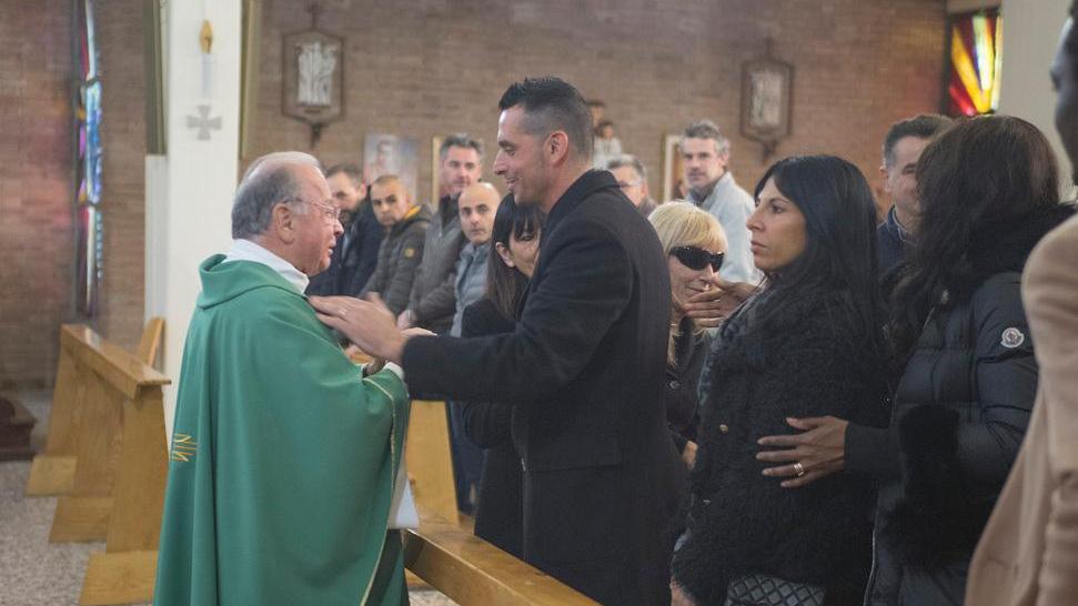 Novi. Tutti abbracciati per rendere omaggio a Christian Daghio