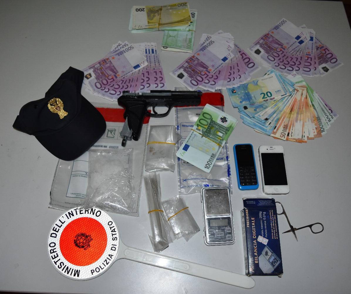 La droga, i soldi e la pistola sequestrati allo spacciatore