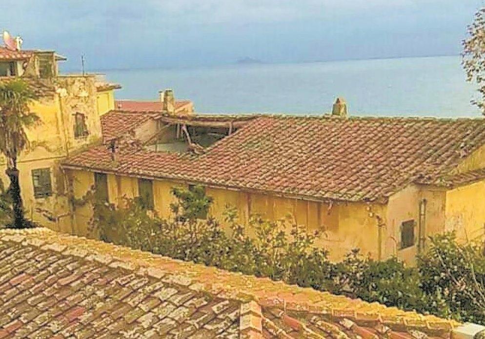 La porzione del tetto crollata nel palazzo governativo di Rio nell'Elba
