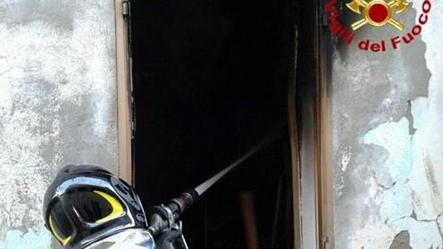 Brucia un magazzino a Orani: gravi danni, è inagibile