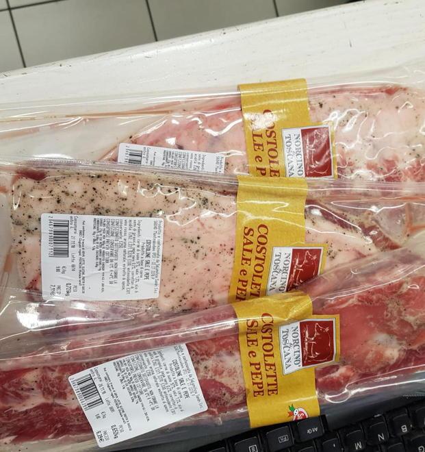 Tenta di rubare carne, ma viene incastrata dalla carta fedeltà 