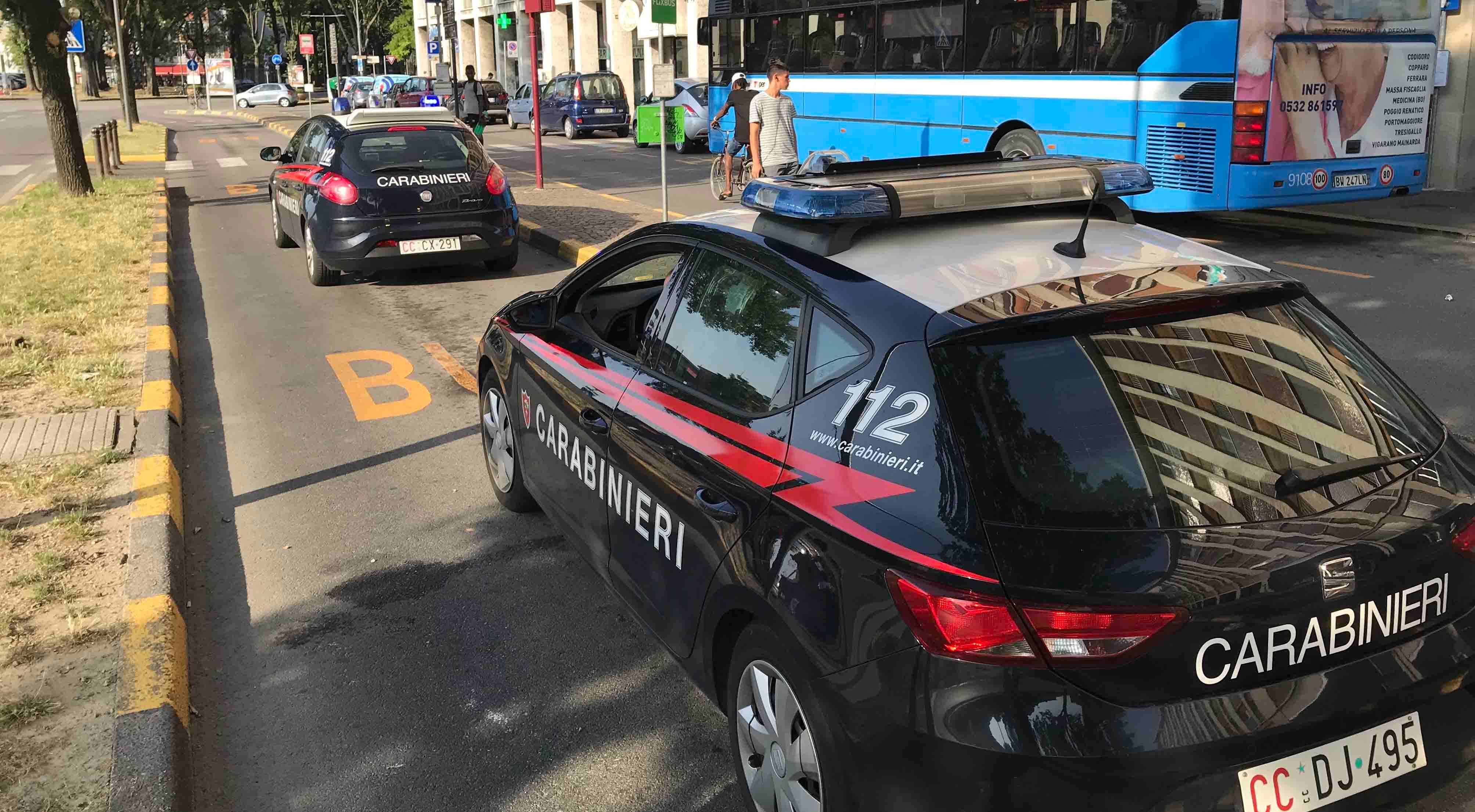 Carabinieri nel piazzale della stazione