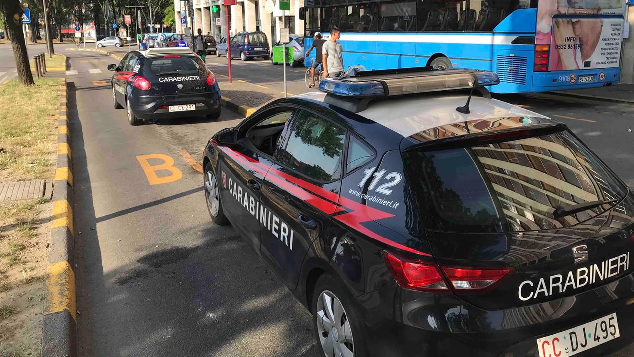Carabinieri nel piazzale della stazione