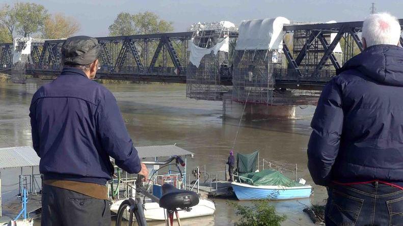 Senso unico alternato per il ponte sul Po: altri 19 giorni di disagi