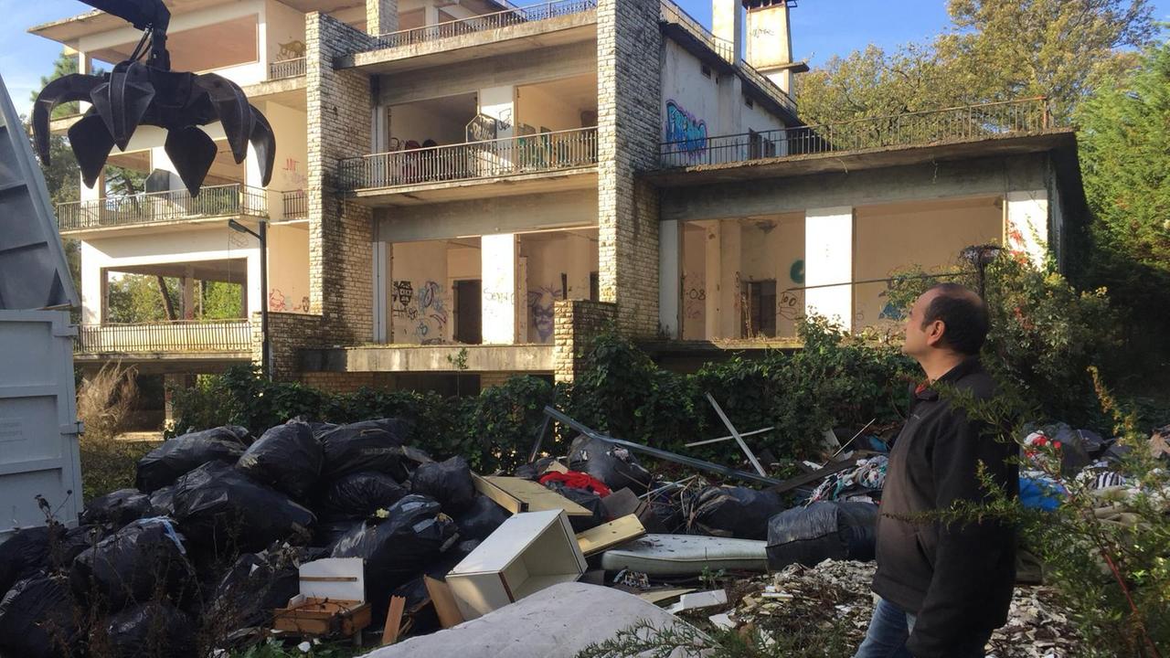 La rimozione dei rifiuti nella zona del Pinone a Carmignano