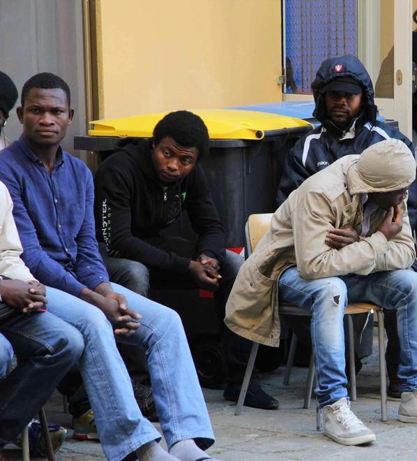 Alcuni profughi accolti nell'ex scuola di S. Caterina (foto d'archivio)