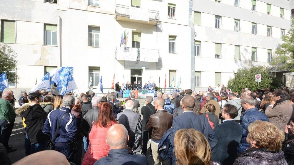 Il sit-in davanti al Policlinico Sassarese