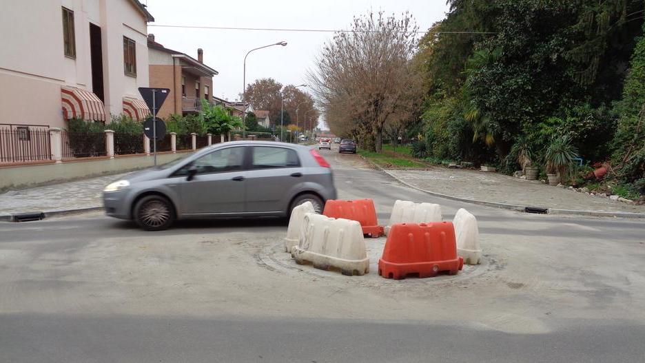 La rotonda senza segnaletica di via Pieve a Guastalla continua a suscutare polemiche