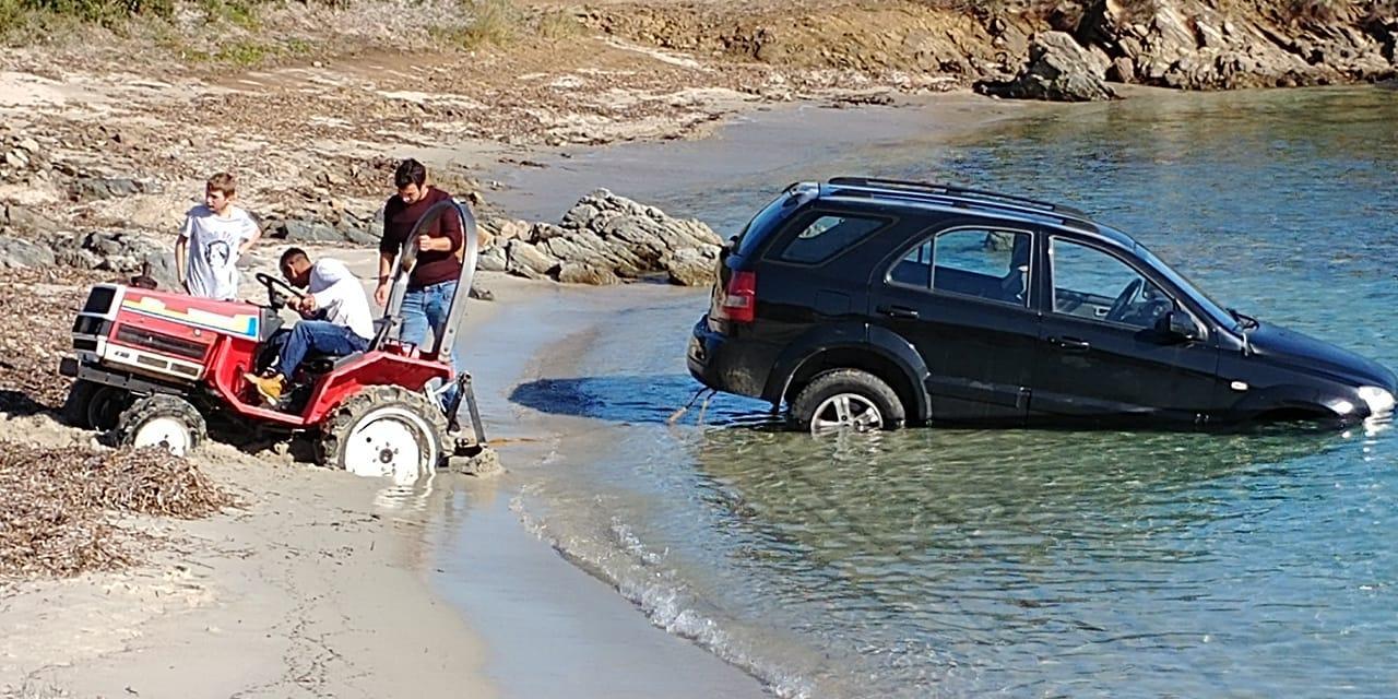 Autunno cafone a Golfo Aranci, con il suv dentro l'acqua nella spiaggia di Terrata