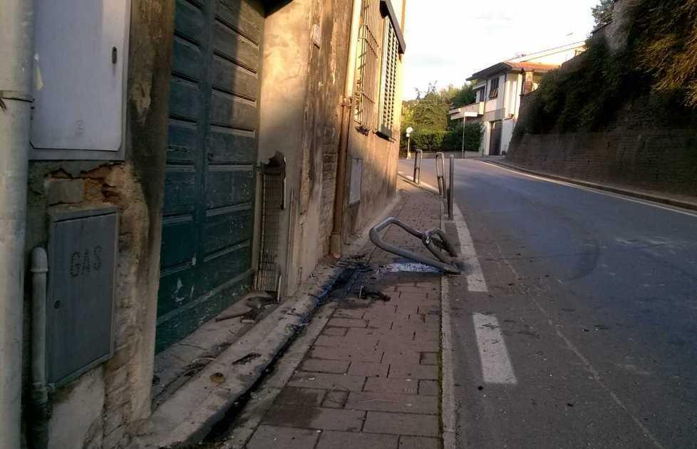 Un incidente sulla 429 con le protezioni per i pedoni divelte 