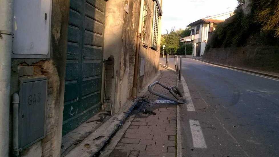 Un incidente sulla 429 con le protezioni per i pedoni divelte