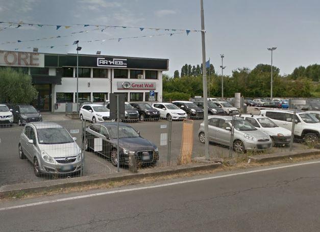 La concessionaria della Car Web di via Fiorentina