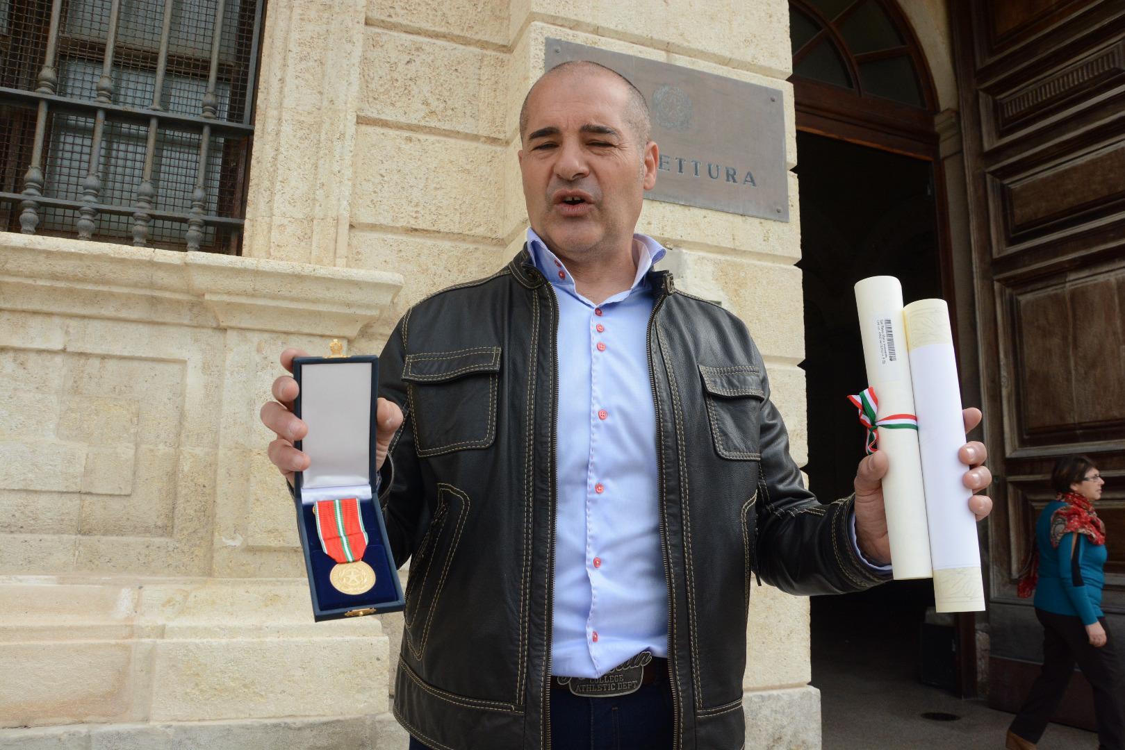 Pietro Sini davanti alla Prefettura di Sassari nel 2016