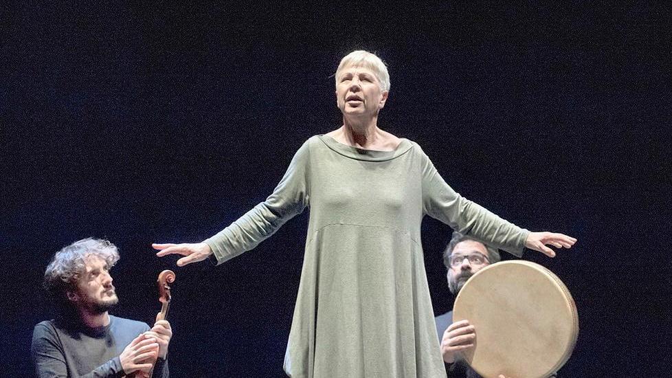 Haifa, un’umanità in cammino: Ottavia Piccolo stasera a Maranello