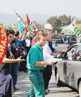 Il corteo di lavoratori che ieri ha percorso un tratto della Geodetica per protesta contro la ventilata chiusura dello stabilimento