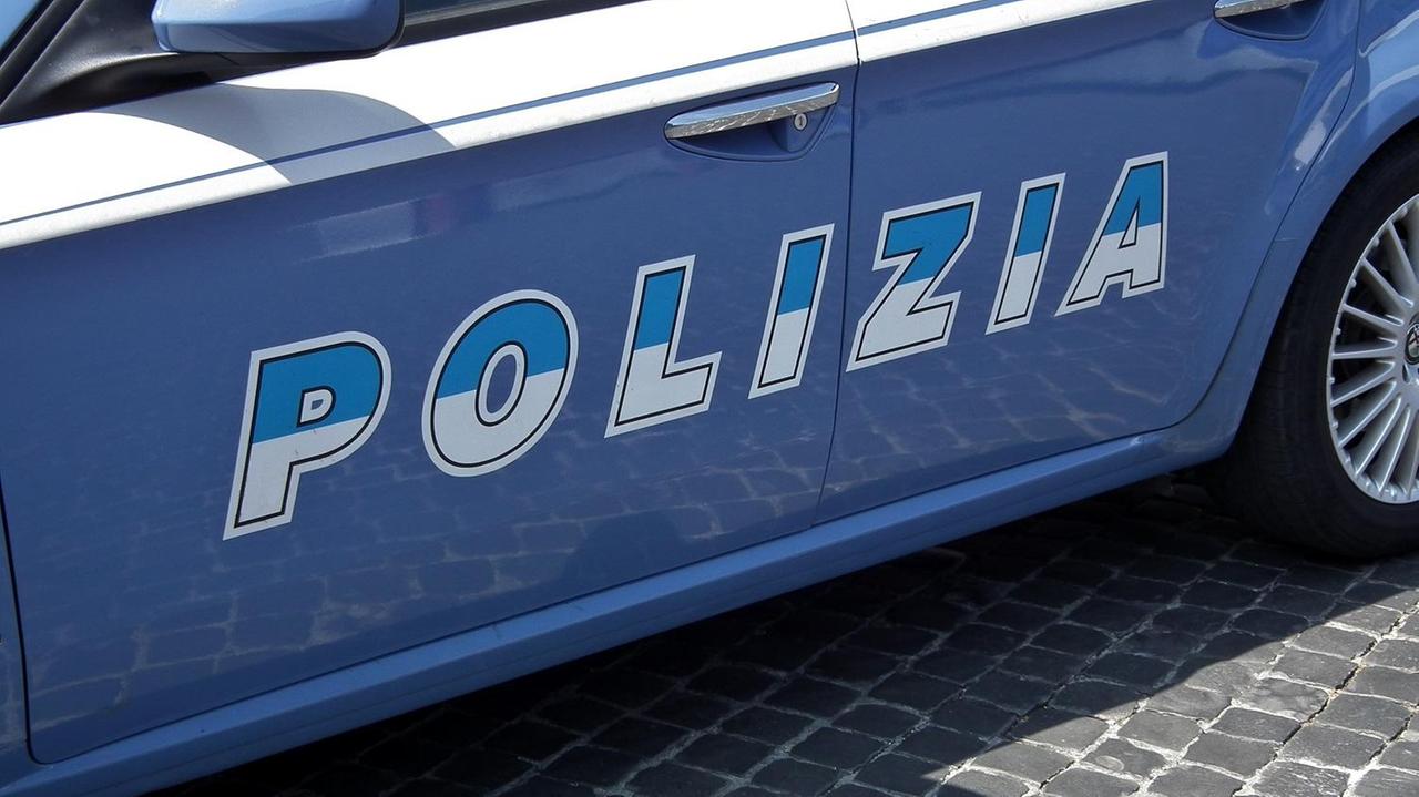 Spacca a cinghiate il parabrezza di un’auto dopo la serata