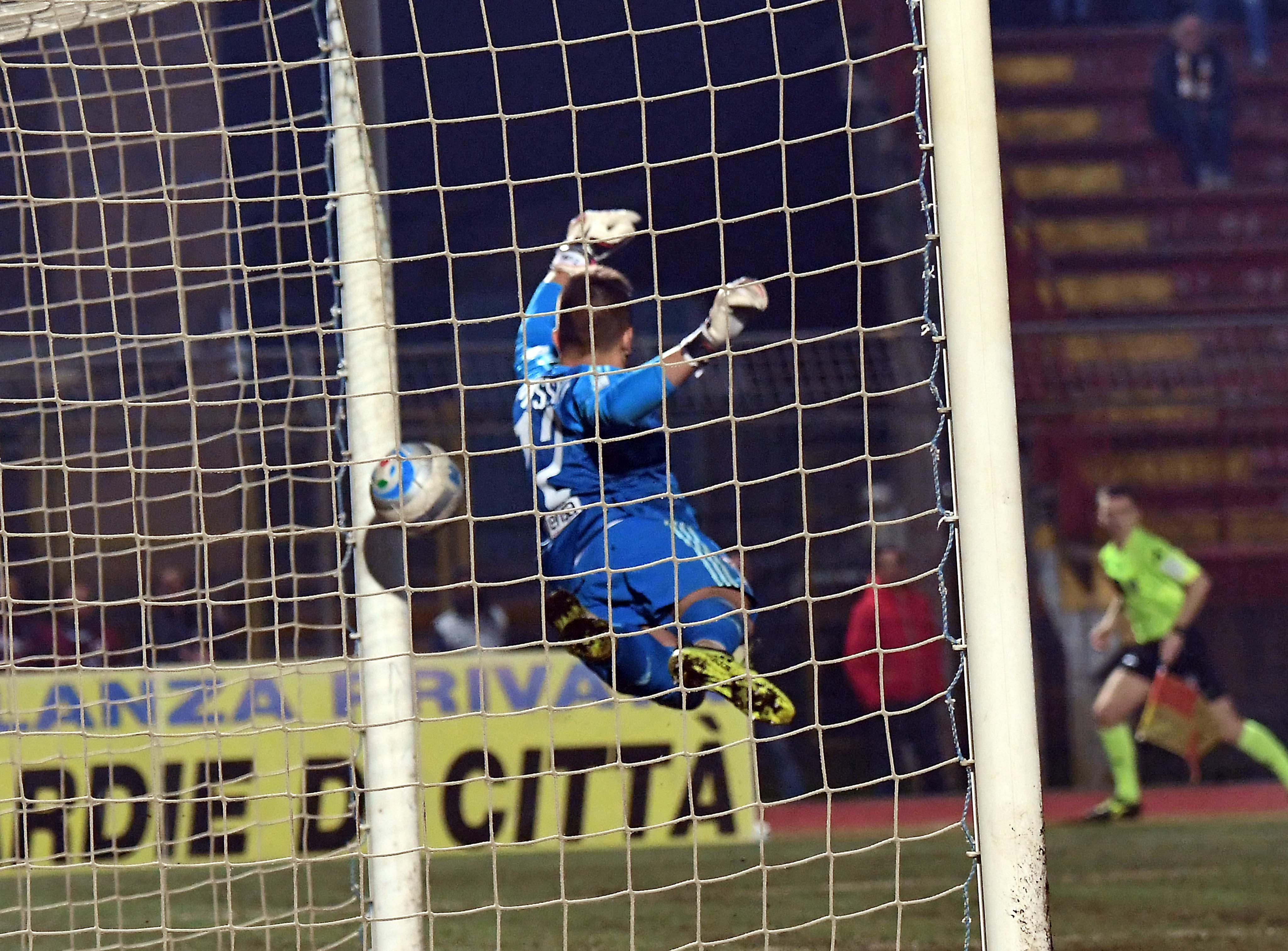 L'attimo in cui la punizione calciata da Caponi tocca il palo prima di entrare in rete (Foto Franco Silvi)