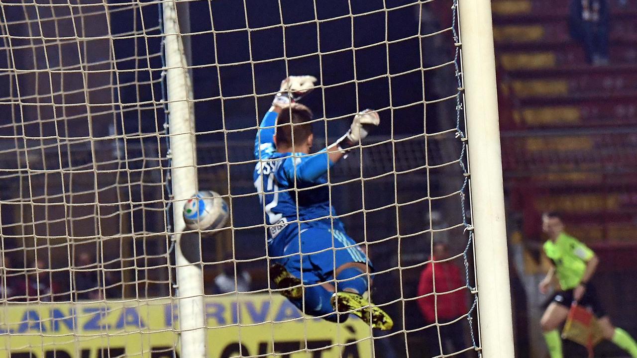 L'attimo in cui la punizione calciata da Caponi tocca il palo prima di entrare in rete (Foto Franco Silvi)