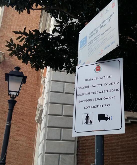 Cartelli anti seduta vandalizzati E il Comune li mette più in alto 
