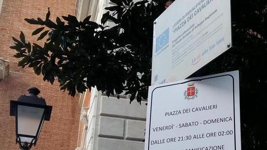 Cartelli anti seduta vandalizzati E il Comune li mette più in alto