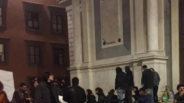 “Via via la pulizia”, anarchici sugli scalini della chiesa