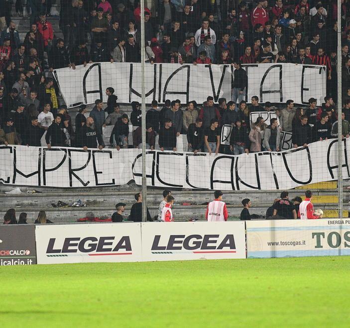 Tifosi rossoneri cercano di entrare senza biglietto: carica della polizia 