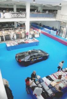 C'è l'outlet itinerante ed è subito assaltoGià a migliaia in fiera