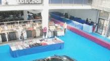 C'è l'outlet itinerante ed è subito assaltoGià a migliaia in fiera