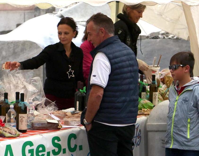 Castagna e non solo, bancarelle e cantastorie riempiono la città