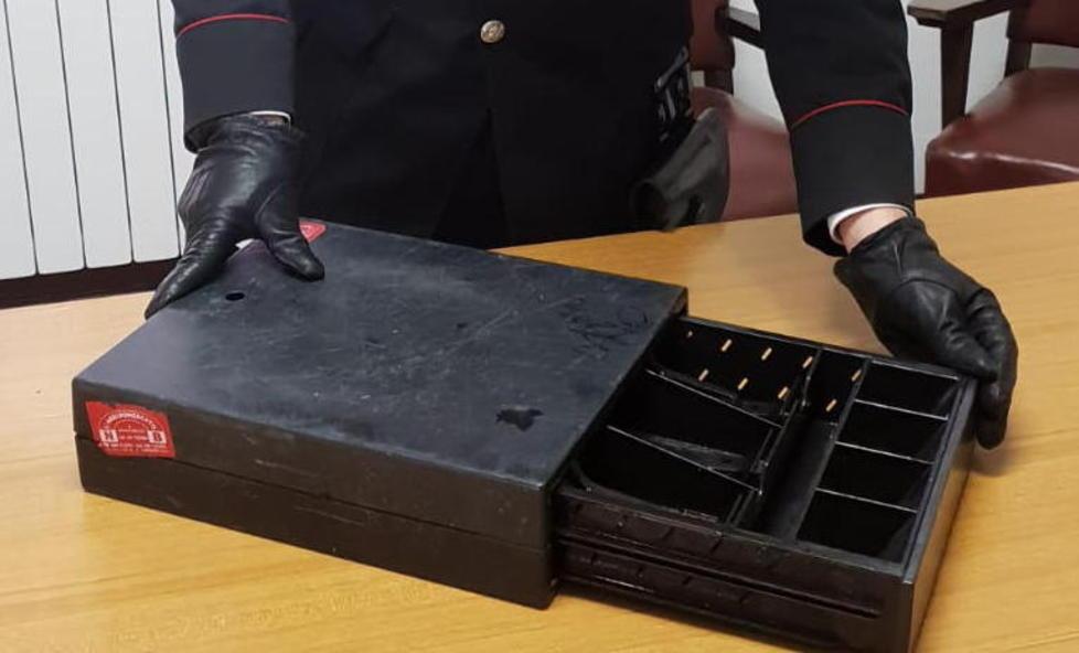 Ritrovata una cassetta abbandonata per i soldi Si cerca il proprietario