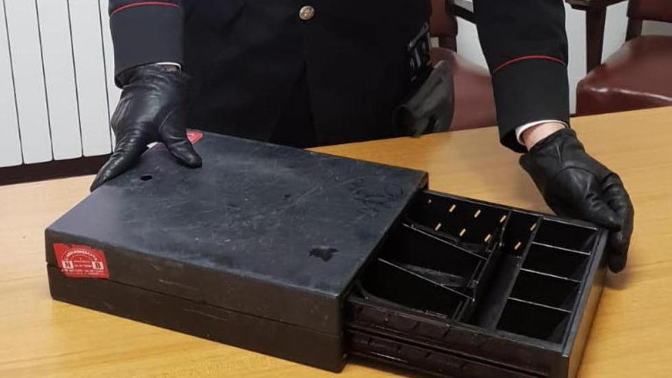 Ritrovata una cassetta abbandonata per i soldi Si cerca il proprietario