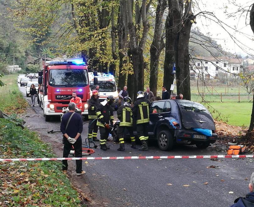 Sbanda e finisce contro un albero