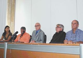 Gli esponenti di Vivere Viareggio brindano (foto sotto) con Alberto Benincasa (primo a sinistra) dopo la revoca del mandato. A lato la conferenza stampa di ieri