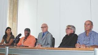 Gli esponenti di Vivere Viareggio brindano (foto sotto) con Alberto Benincasa (primo a sinistra) dopo la revoca del mandato. A lato la conferenza stampa di ieri
