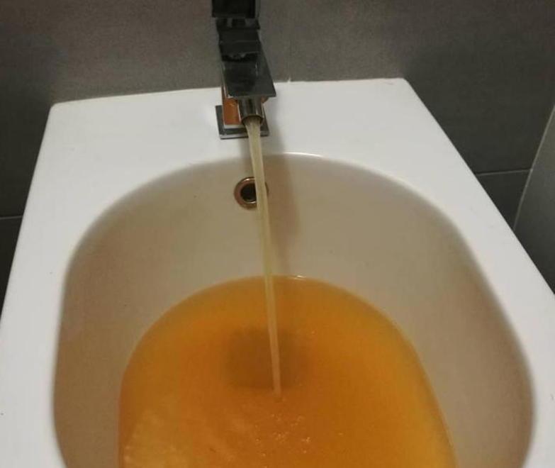 Acqua arancione dai rubinetti di Piano di Conca 