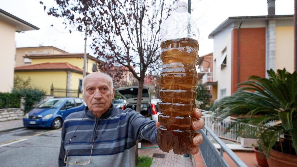 Dal rubinetto scende acqua color marrone: «Adesso basta»