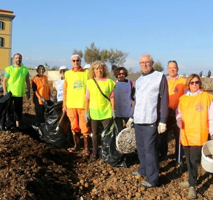 Assessore e venti volontari puliscono lo Scoglio dai rifiuti 