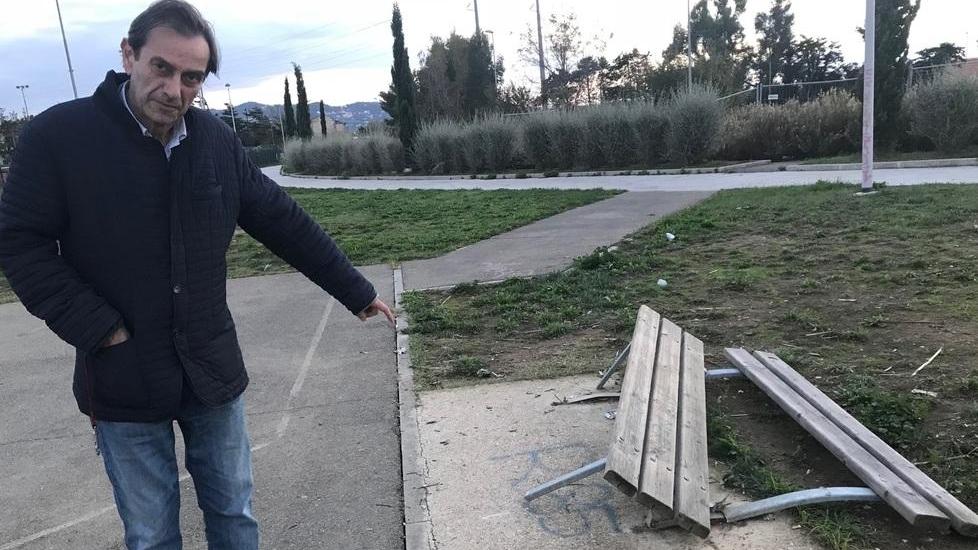 Panchina distrutta e giochi danneggiati nel parco di Salviano