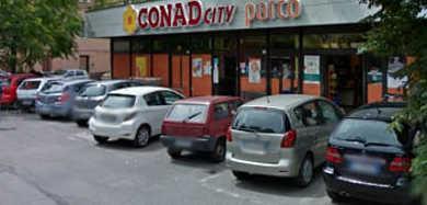Ruba tonno e pane poi prende a morsi il gestore del Conad 