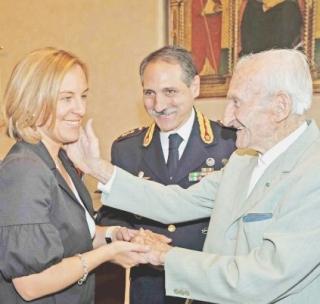 Fratoni saluta un poliziotto in pensione. A fianco il gruppo delle medaglie di bronzo. Sotto Fabrizio Giannini