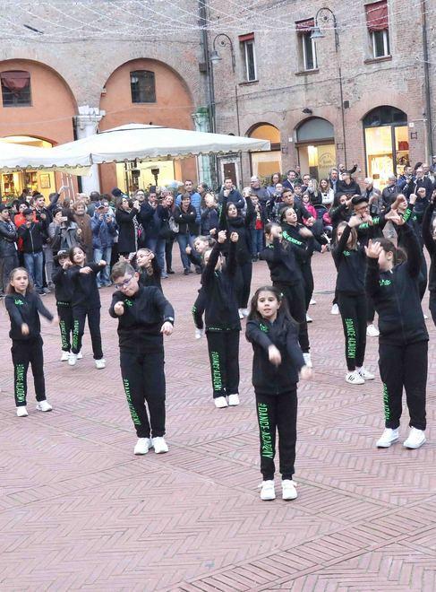 Danza con la solidarietà