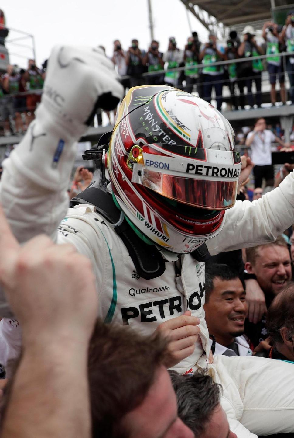 Titolo costruttori alla Mercedes