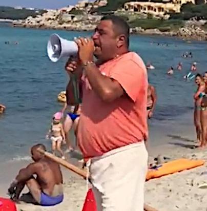La Fin premia il bagnino contro le cicche in spiaggia