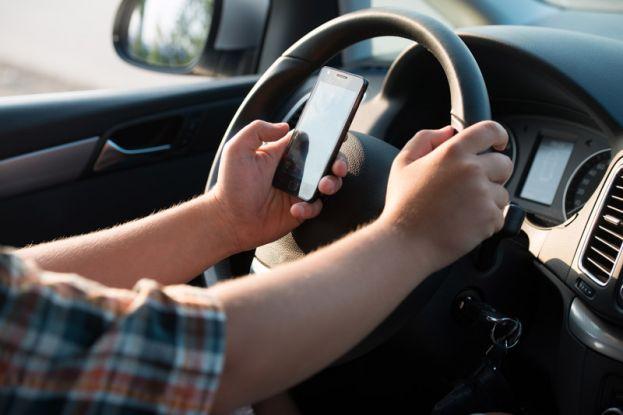 Modena, linea dura con chi guida telefonando: multe da 161 euro