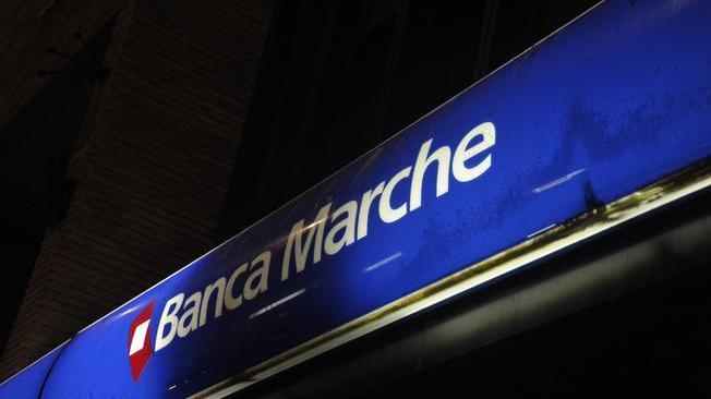 Banca Marche: tre assolti, 13 a giudizio