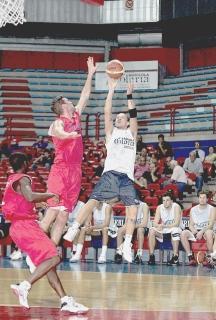 Il play Parente al tiro nel test vinto dalla Carmatic Pistoia