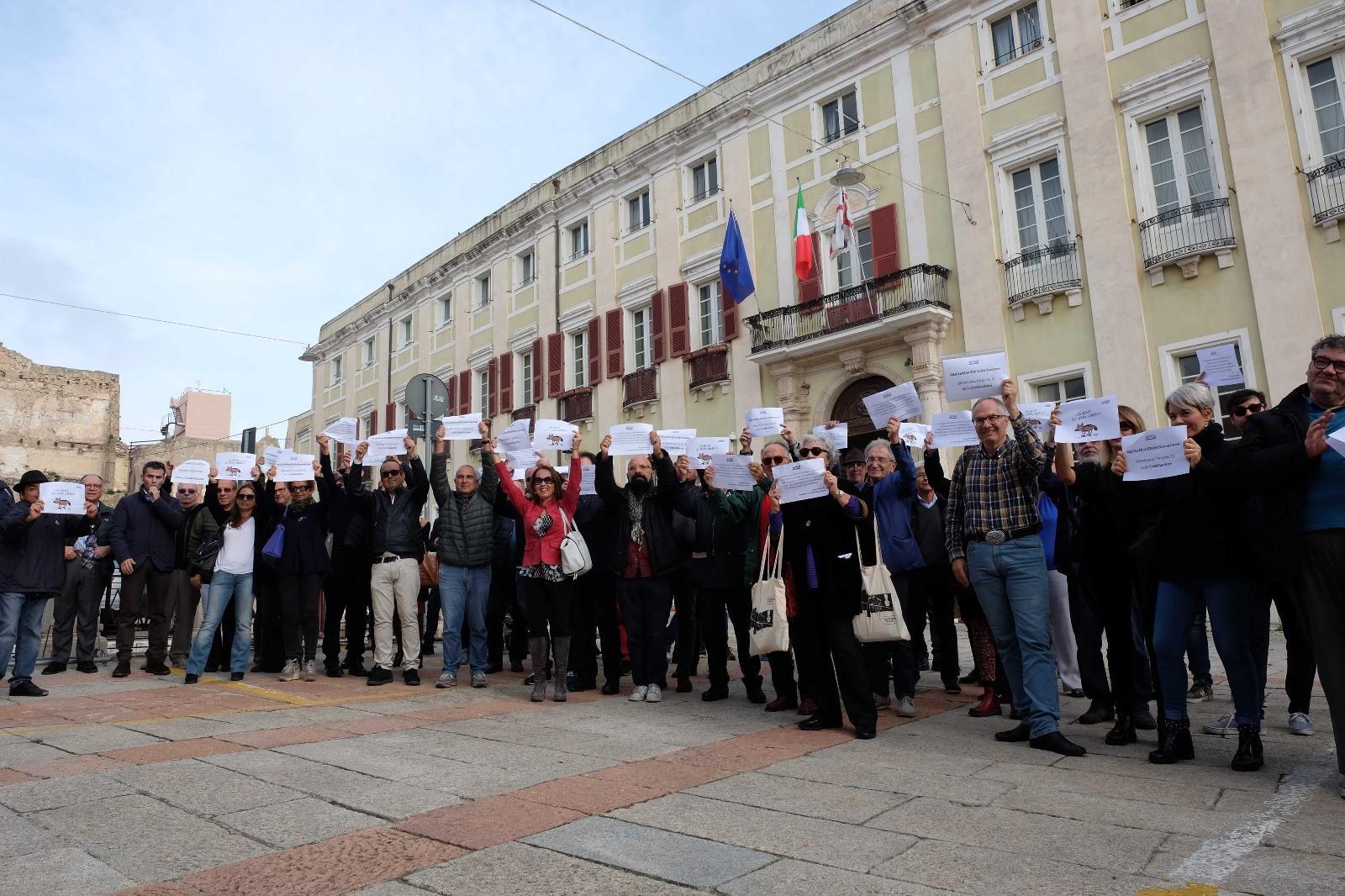 Il flash mob dei giornalisti in piazza Palazzo (foto Mario Rosas)